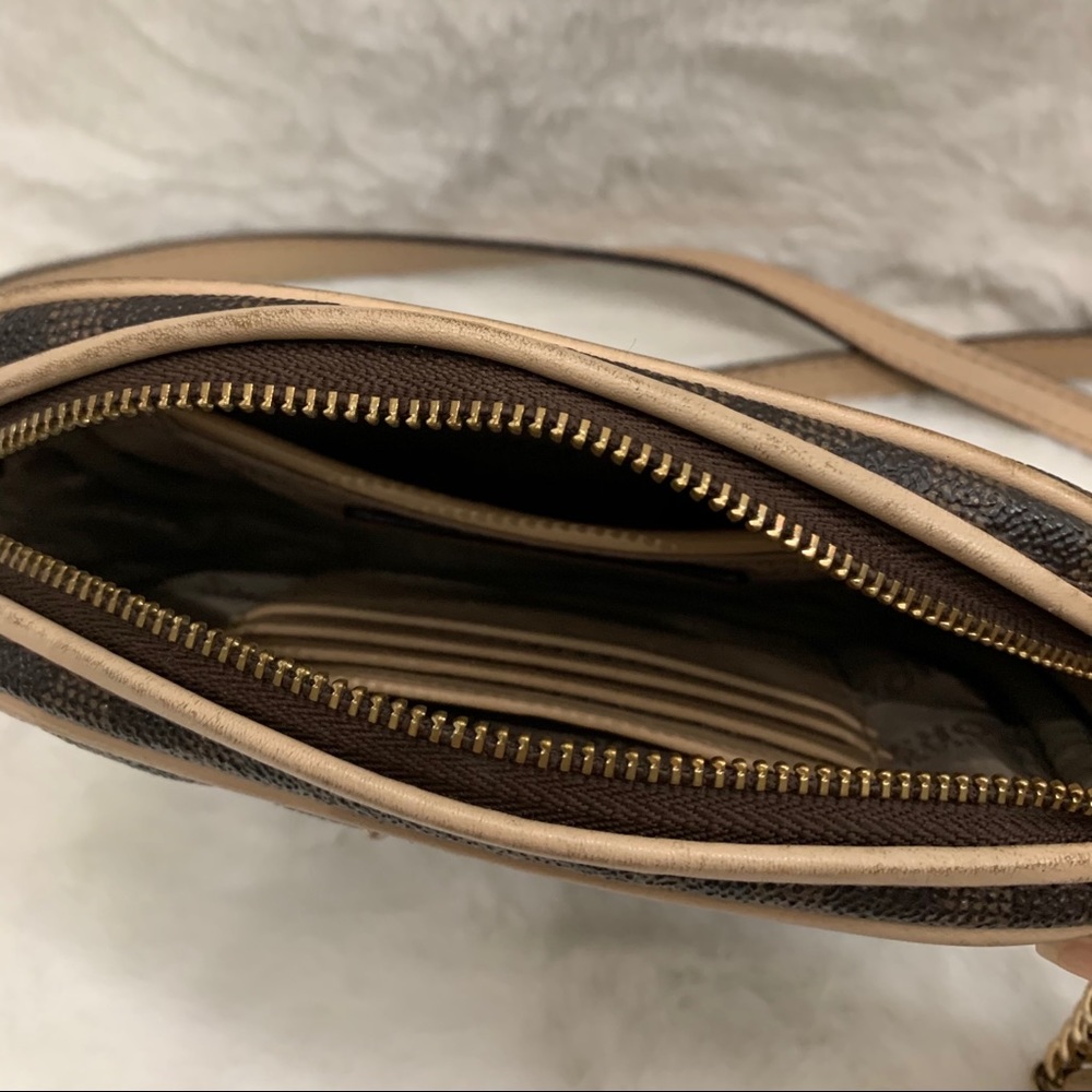 Micheal Kors Monogram Crossbody - Picture 5 of 6